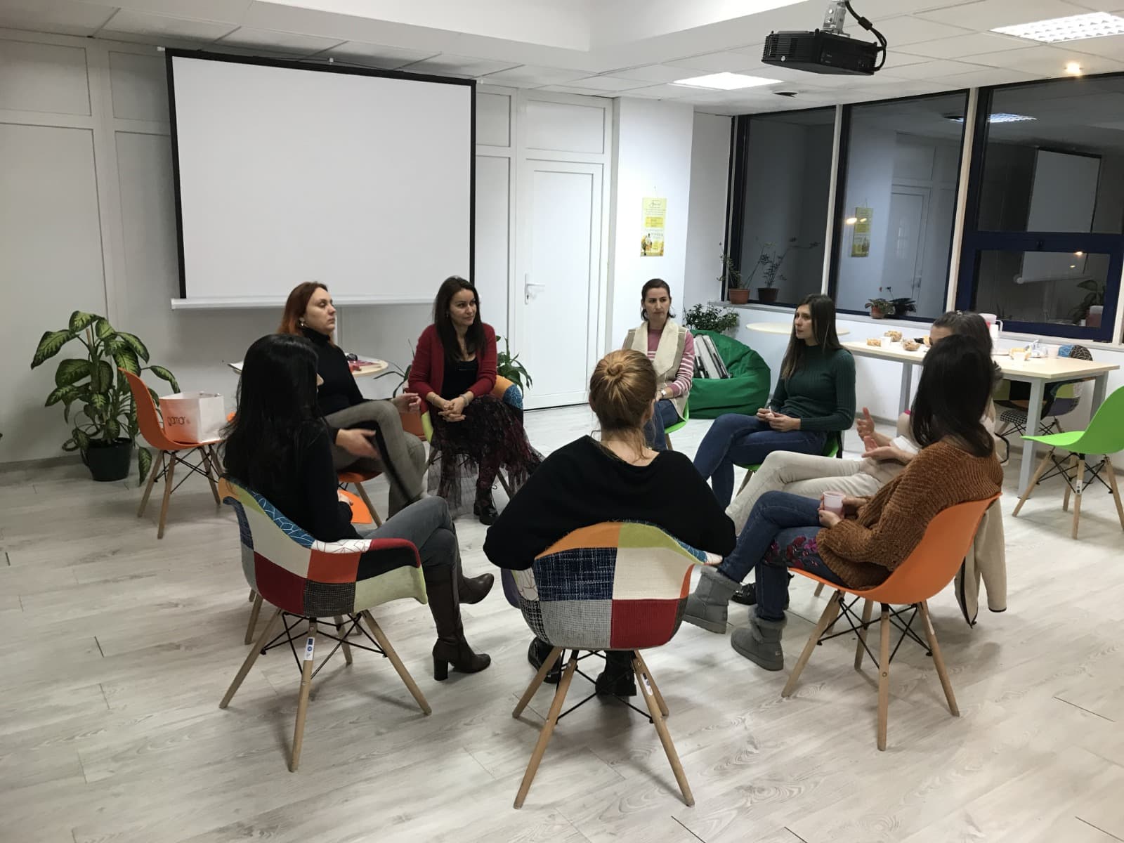 Nicole facilitând un atelier de descoperire a valorilor cu un grup de femei