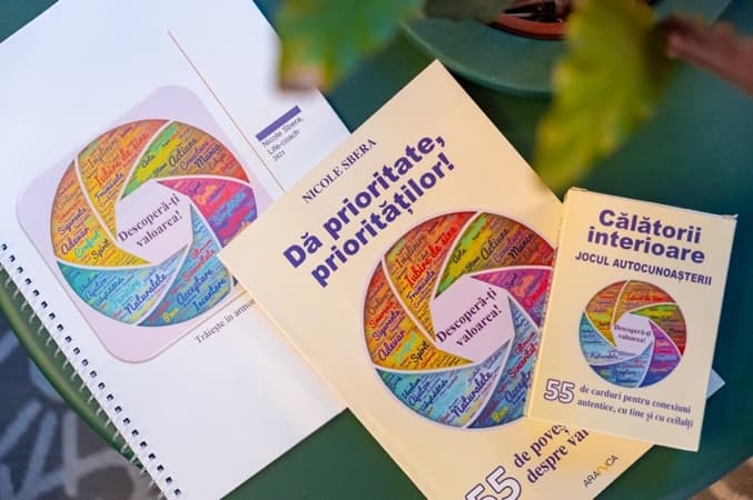 Ghidul „Descoperă-ți valoarea” alături de carte și carduri