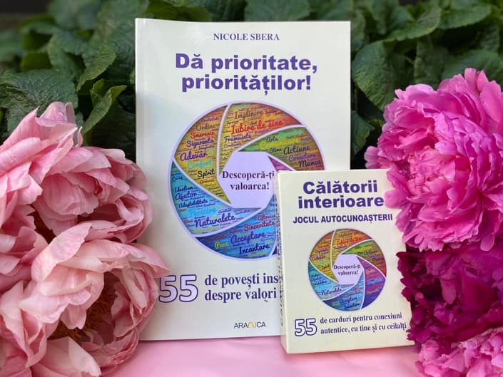 Kitul „Călătorii Interioare”, cartea „Dă prioritate priorităților!” și setul de 55 de carduri, între bujori roz