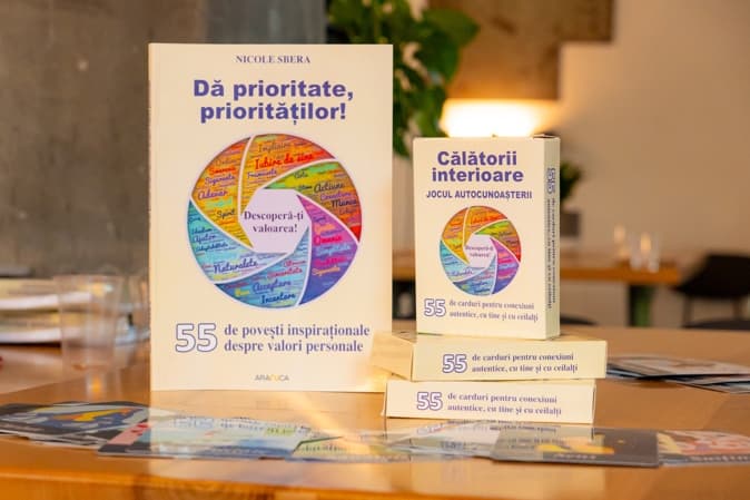 Cartea și cardurile „Călătorii interioare” așezate pe masă